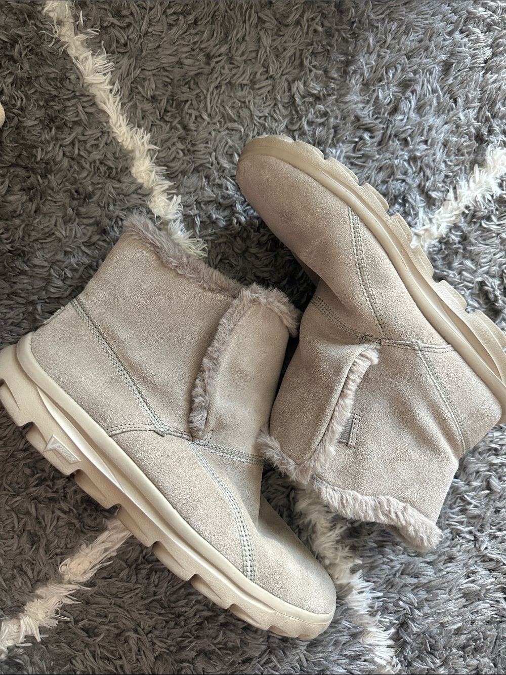 Women's Cozy Faux Fur sketcher boots Boots - Beige

Good condition